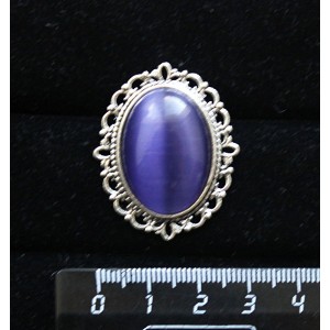 Брошь из кошачьего глаза (синт.), цвет фиолетовый, с ажурным контуром,  цвет ант. серебро, овал 25х18мм