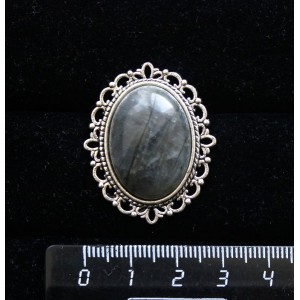 Брошь из лабрадорита, с ажурным контуром,  цвет ант. серебро, овал 25х18мм