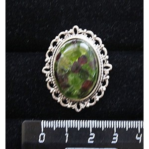 Брошь из хромдиопсида и граната, кабошон-мозаика, с ажурным контуром,  цвет ант. серебро, овал 25х18мм