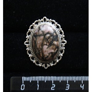 Брошь из родонита, с ажурным контуром,  цвет ант. серебро, овал 25х18мм