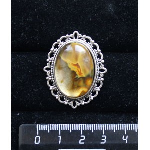 Брошь из халцедона полосатого, цвет желтый, с ажурным контуром,  цвет ант. серебро, овал 25х18мм