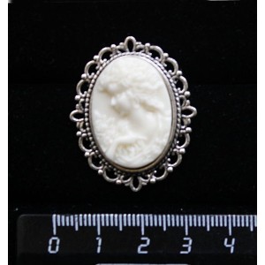 Брошь из крафтовой смолы, цвет белый, кабошон "камея", с ажурным контуром,  цвет ант. серебро, овал 25х18мм