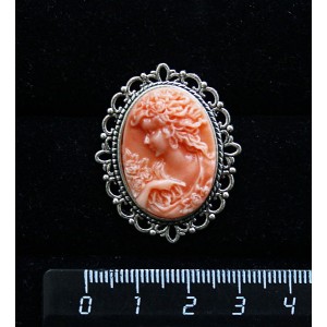 Брошь из крафтовой смолы, цвет оранжевый, кабошон "камея", с ажурным контуром,  цвет ант. серебро, овал 25х18мм