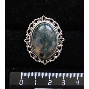 Брошь из яшмы зеленой, с ажурным контуром,  цвет ант. серебро, овал 25х18мм