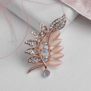 Брошь "Соло" веточка с жечмужиной, цветная, цвет золотистый (стразы)