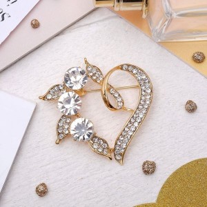 Брошь "Сердце" в ягодах, цвет белый, цвет золотистый