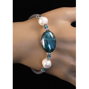 Браслет на струнке из жемчуга белого и зеленого муранского стекла