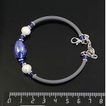 Браслет на струнке из жемчуга белого и синего муранского стекла