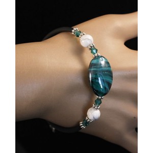 Браслет на струнке из каулита и зеленого муранского стекла