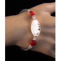 Браслет на струнке из коралла и белого муранского стекла