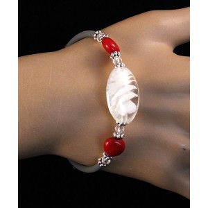 Браслет на струнке из коралла и белого муранского стекла