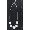 Колье из перламутра, на цепочке, 5 камней, круг 20мм