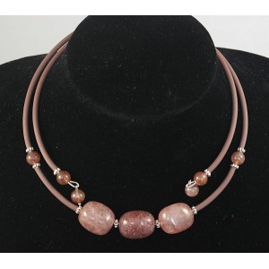 Колье из кварца земляничного на струнке, галтовка 20х15мм, 3 камня