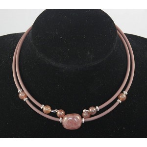 Колье из кварца земляничного на струнке, галтовка 20х15мм + шарик 8мм