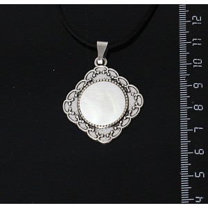 Кулон из перламутра, основа квадрат 30мм, сеттинг круг 20мм