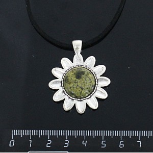 Кулон из змеевика, круг 18мм, "Маргаритка"