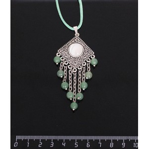 Кулон из кошачьего глаза (синт.),цвет белый,"роза", шарик авантюрин зелёный 6мм,  круг 12 мм