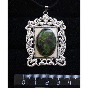 Кулон из хромдиопсида и граната, кабошон-мозаика,,"портрет", овал 25х18мм