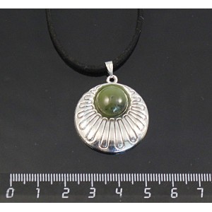 Кулон из нефрита, круг 12мм, "ракушка"