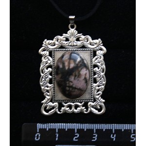 Кулон из родонита,"портрет", овал 25х18мм