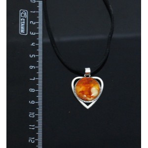 Кулон из янтаря (нат., кабошон-мозаика), светлый, "сердечко", круг 18мм