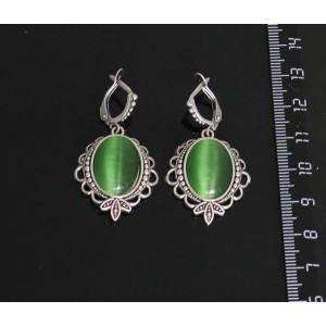 Cерьги из кошачьего глаза (синт.), цвет зелёный, овал 18х13мм, "трилистник", швензы посеребрение