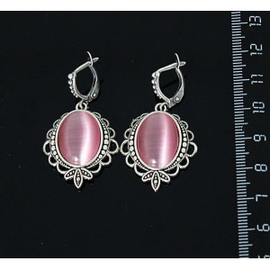 Cерьги из кошачьего глаза (синт.), цвет розовый, овал 18х13мм, "трилистник", швензы посеребрение