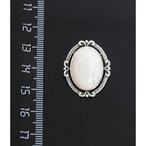 Брошь из агата белого, "4 лилии", овал 18х13мм