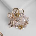 Брошь "Жемчужный венок" с бантом, цвет коричневый, цвет золотистый (пластик, стразы)
