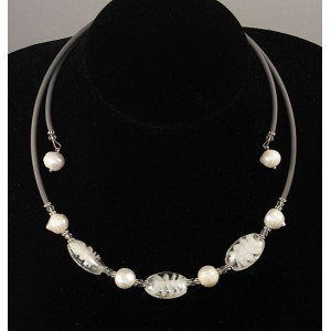 Колье на струнке из жемчуга белого и белого муранского стекла