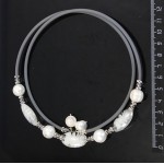 Колье на струнке из жемчуга белого и белого муранского стекла