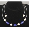 Колье на струнке из жемчуга белого и синего муранского стекла
