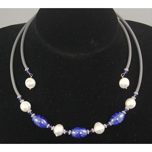 Колье на струнке из жемчуга белого и синего муранского стекла