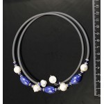 Колье на струнке из жемчуга белого и синего муранского стекла