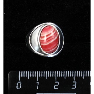 Кольцо из агата красного (иск.), литое широкое, цвет родиум, сеттинг овал 14х10мм р-р 17.5