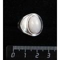 Кольцо из агата белого, литое широкое, цвет родиум, сеттинг овал 14х10мм р-р 17.5