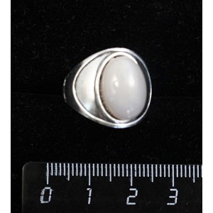 Кольцо из агата белого, литое широкое, цвет родиум, сеттинг овал 14х10мм р-р 17.5