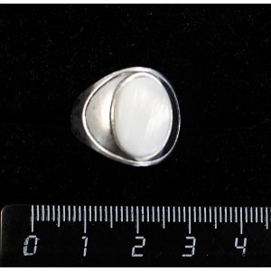 Кольцо из перламутра, литое широкое, цвет родиум, сеттинг овал 14х10мм р-р 17.5