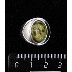 Кольцо из змеевика, литое широкое, цвет родиум, сеттинг овал 14х10мм р-р 17.5