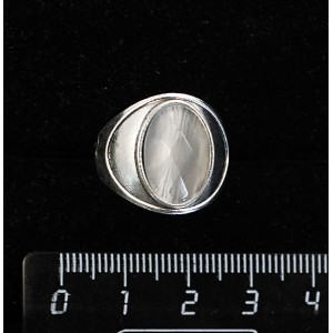 Кольцо из кошачьего глаза (синт.), цвет серый, огранка, литое широкое, цвет родиум, сеттинг овал 14х10мм р-р 17.5