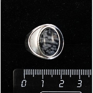 Кольцо из обсидиана снежного, литое широкое, цвет родиум, сеттинг овал 14х10мм р-р 17.5