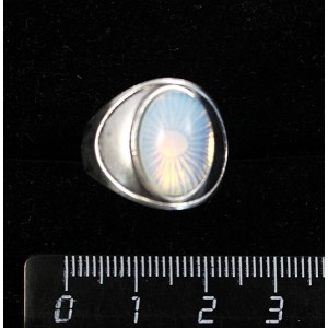 Кольцо из опала (иск.)., литое широкое, цвет родиум, сеттинг овал 14х10мм р-р 17.5