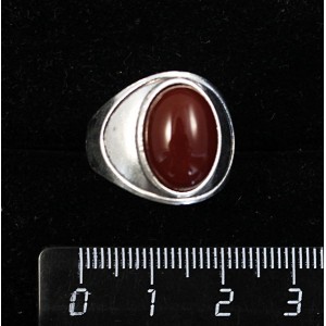 Кольцо из сердолика, литое широкое, цвет родиум, сеттинг овал 14х10мм р-р 17.5