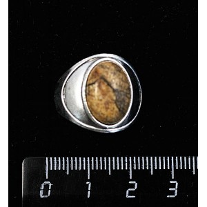 Кольцо из яшмы песочной, литое широкое, цвет родиум, сеттинг овал 14х10мм р-р 17.5