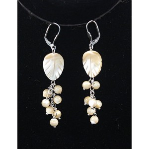 Серьги из перламутра кремового, листик + шарик