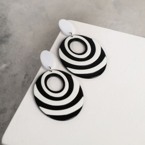 Серьги пластик "Вивьен" спираль-овал, цвет чёрно-белый