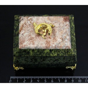 Шкатулка из змеевика (Баж.) и креноида с бронзовыми ножками и ящеркой 70*90мм