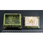 Шкатулка из змеевика (Баж.) и креноида с бронзовыми ножками и ящеркой 70*90мм