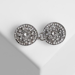 Зажим для кардигана пришивной (без иголок) "Карусель", цвет белый в серебре Зажим для кардигана пришивной (без иголок) "Карусель", цвет белый в серебре