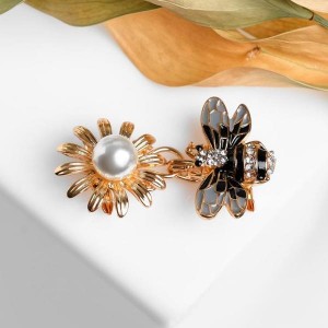 Зажим для кардигана "Пчела", цвет чёрно-белый, цвет золотистый